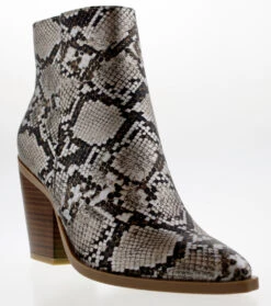 Bamboo Upstream 03 Womens Pointed Toe Chunky Heel Ankle Booties